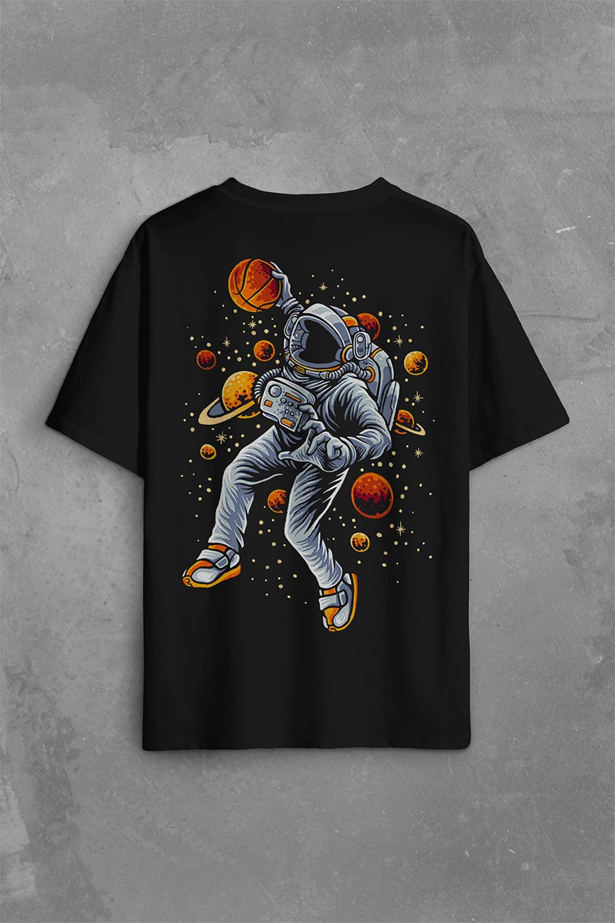 Uzayda Satürn Gezegeni Yanında Basketbol Oynayan Astronot Sırt Ön Baskılı Siyah Oversize Tişört Unisex